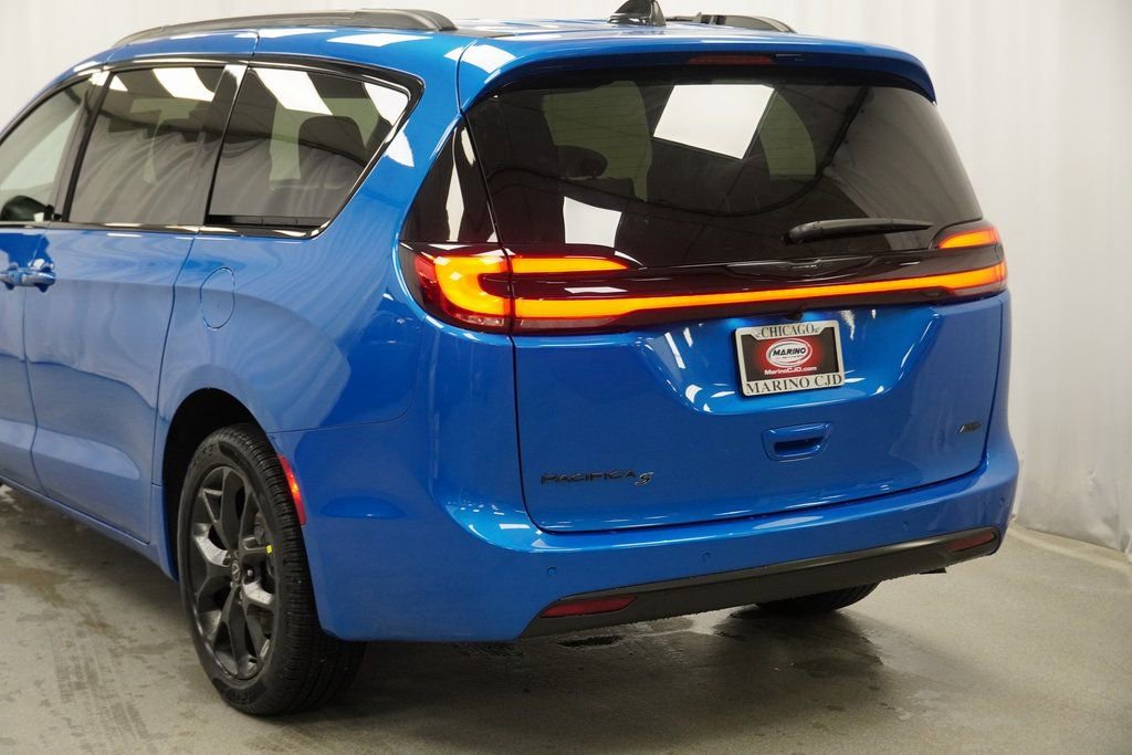 New 2026 Chrysler Pacifica Select w/ S Appearance Package image 12