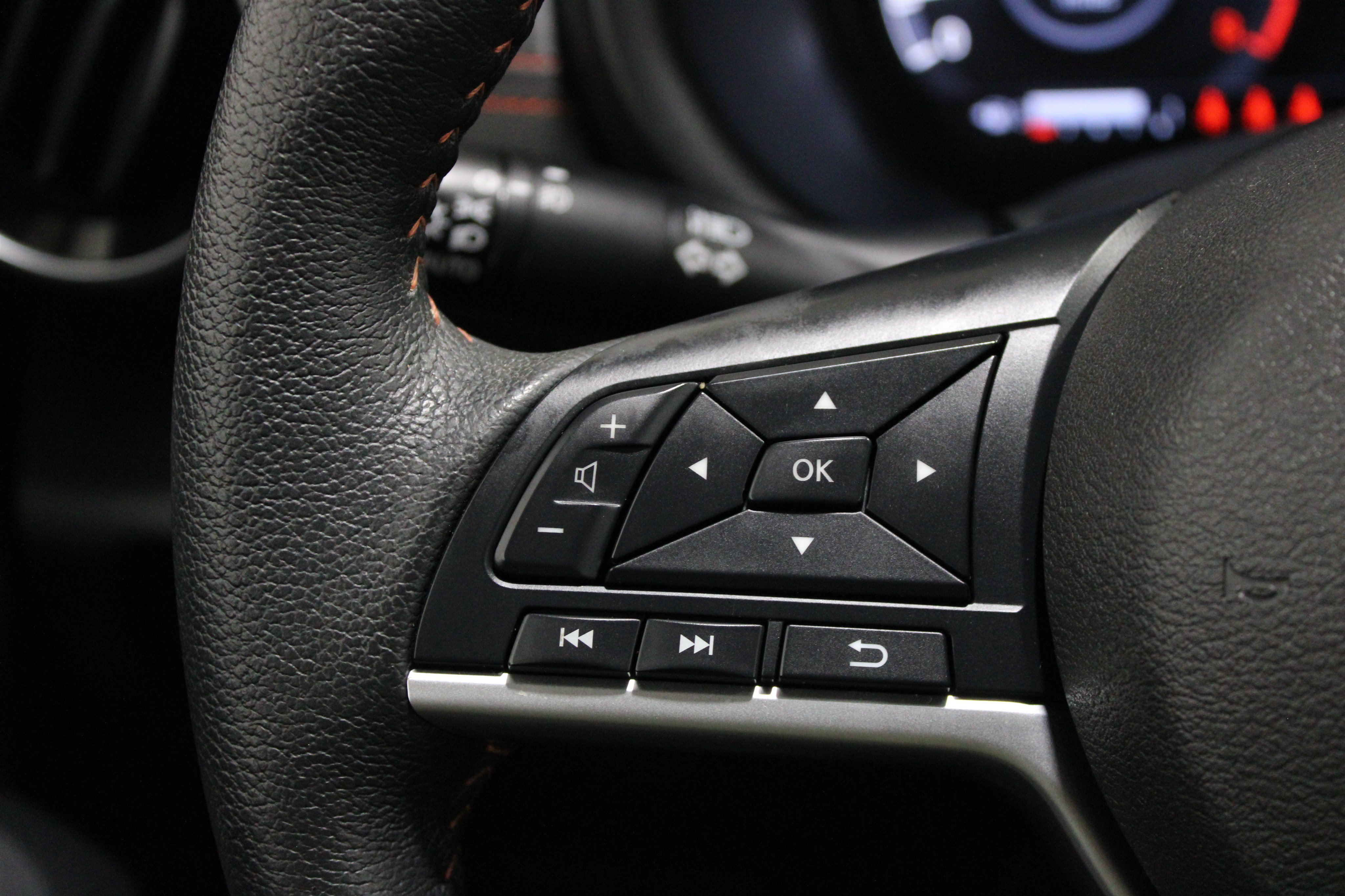 Used 2023 Nissan Kicks SR w/ SR Premium Package FWD image 8
