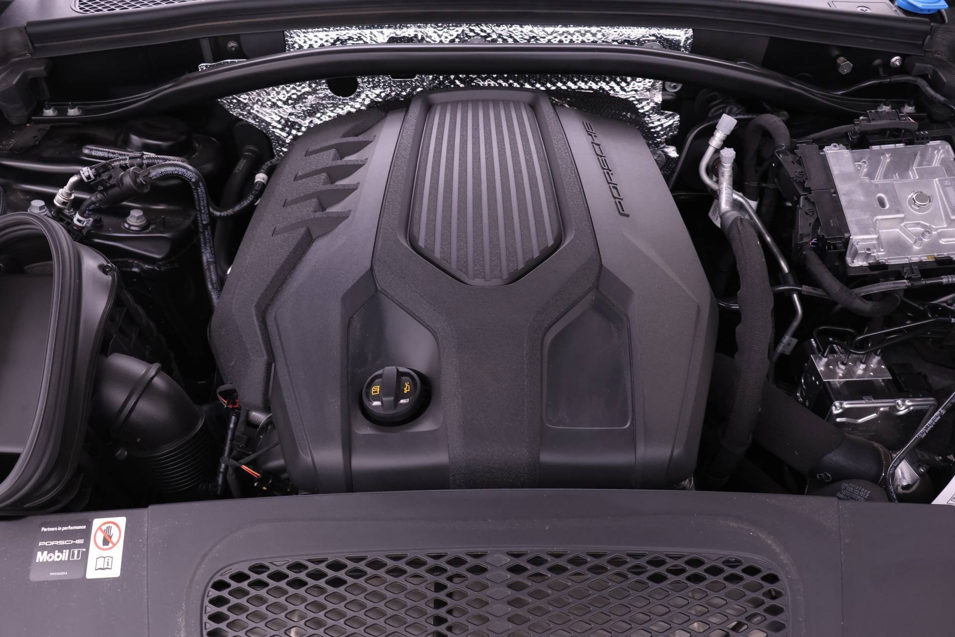 Used 2025 Porsche Macan image 25