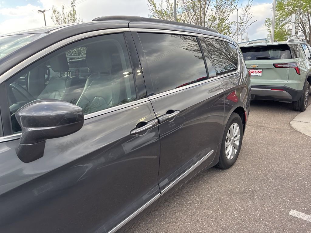 Used 2017 Chrysler Pacifica Touring-L image 6