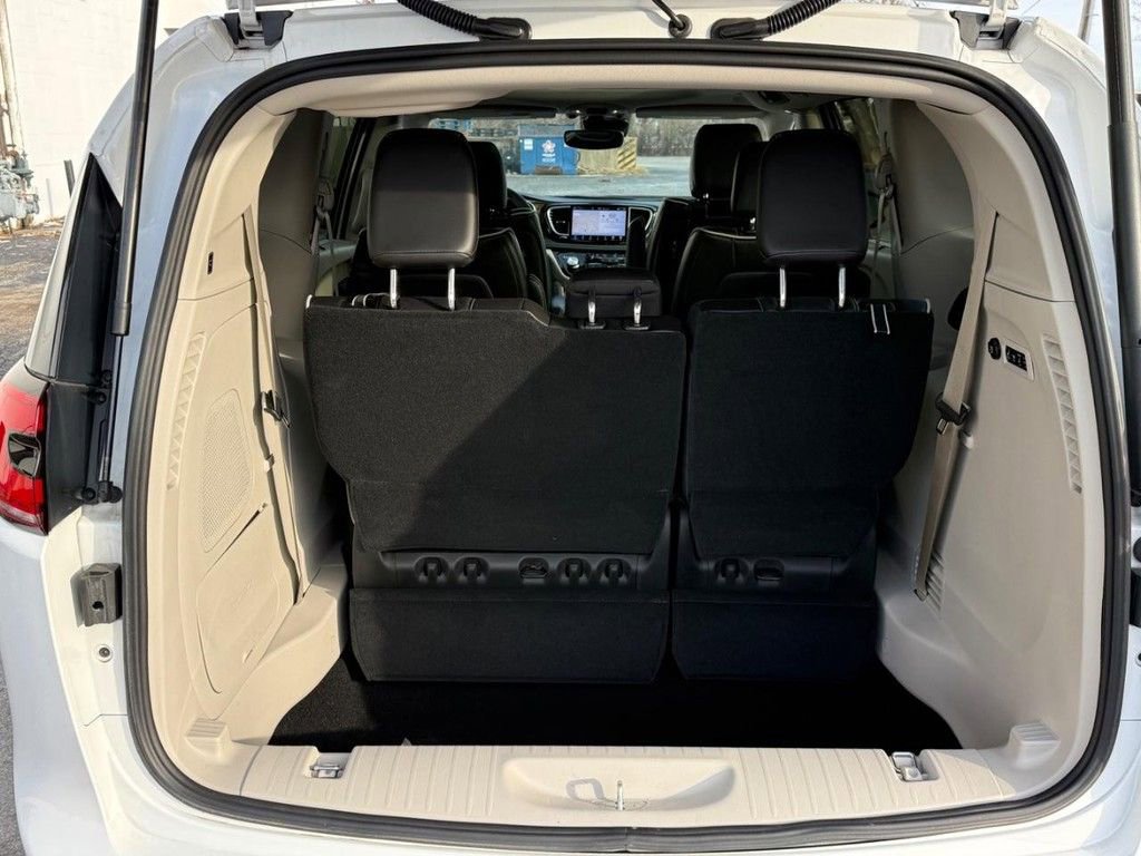 Used 2024 Chrysler Pacifica Limited w/ Uconnect Theater Family Group image 4