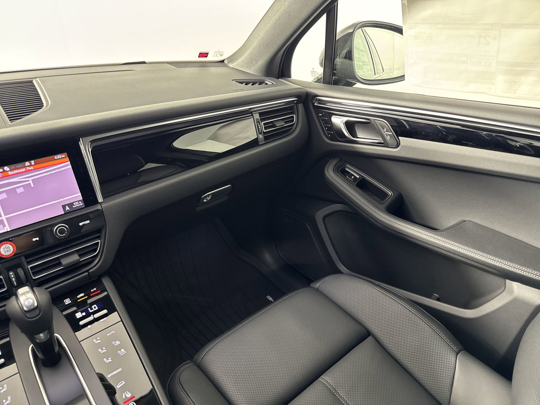 Certified 2025 Porsche Macan image 27