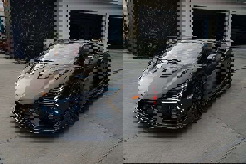 Used 2024 Lamborghini Revuelto image 2