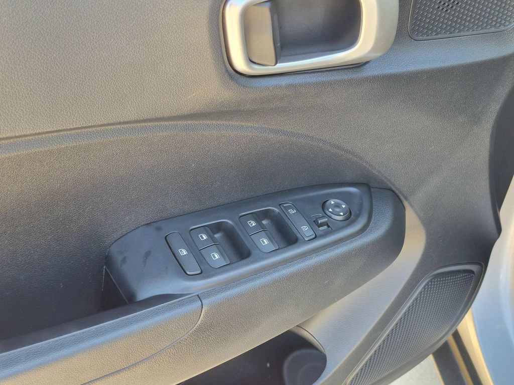 Used 2025 Hyundai Venue SEL FWD image 13