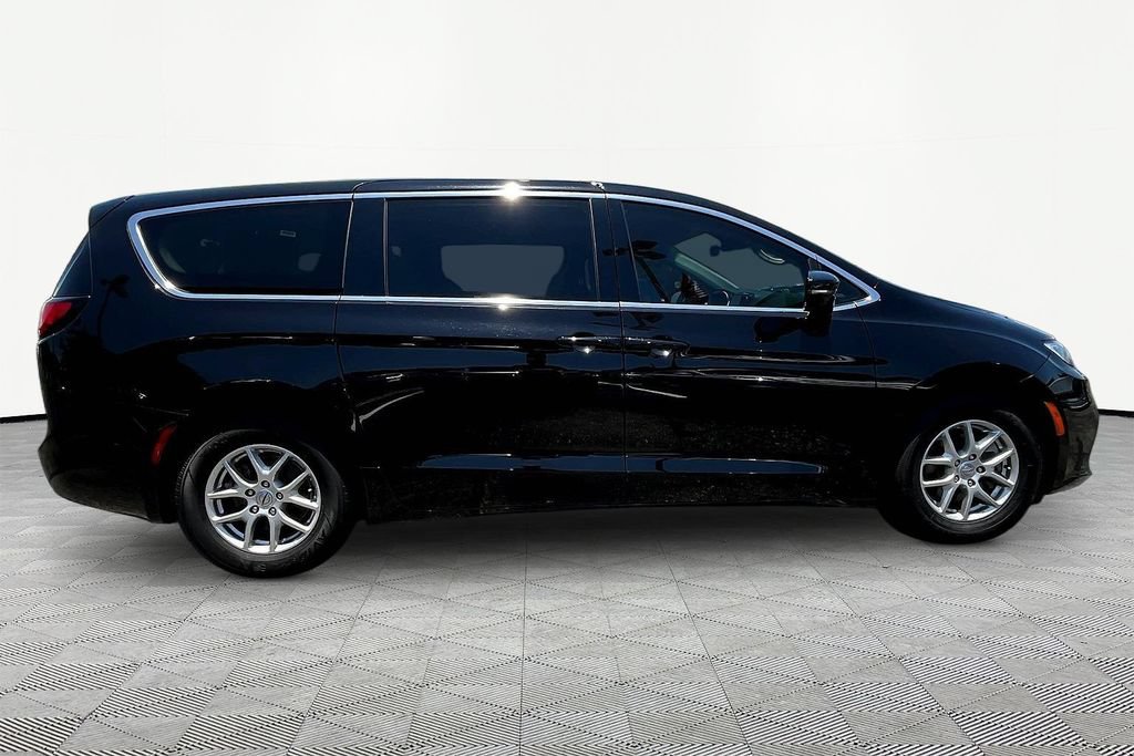 Used 2024 Chrysler Pacifica Touring-L FWD image 8