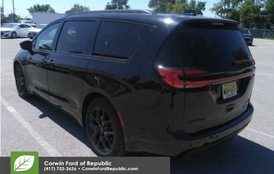 Used 2025 Chrysler Pacifica Limited FWD image 7