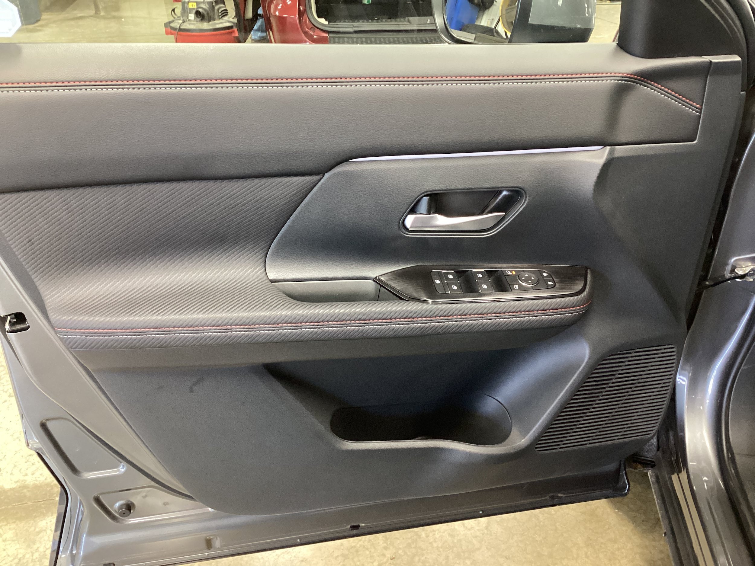 Used 2025 Nissan Kicks SR AWD/4WD image 12