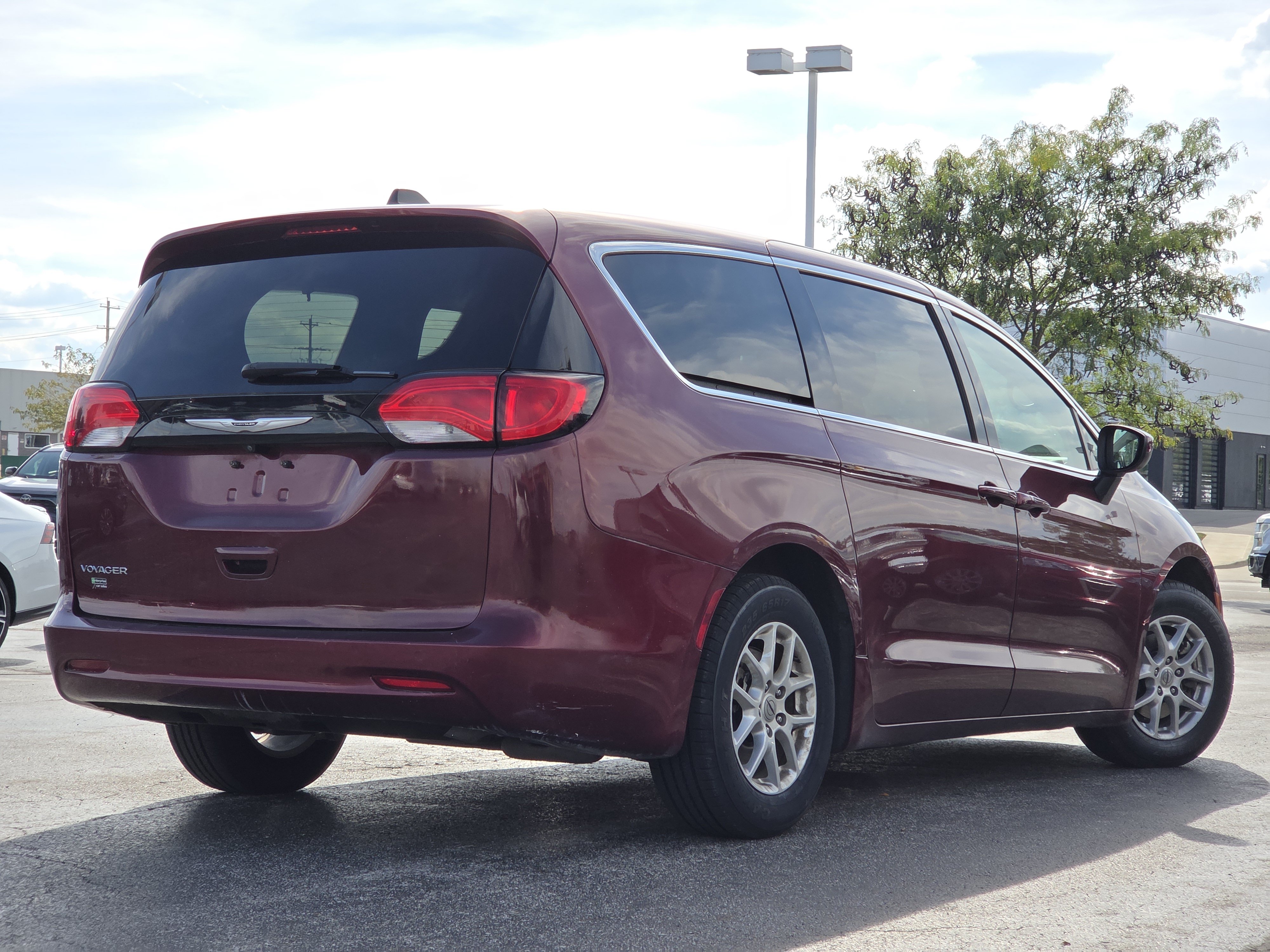 Used 2022 Chrysler Voyager LX FWD image 5