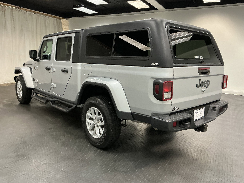 Used 2023 Jeep Gladiator Sport image 3