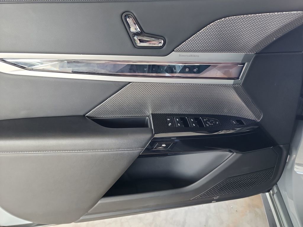 Used 2023 BMW 740i w/ Executive Package RWD image 12