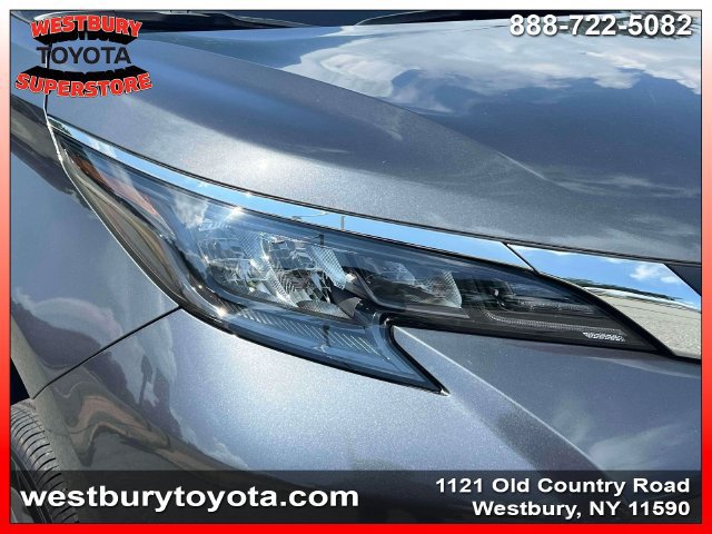 Used 2025 Toyota Sienna LE FWD image 12