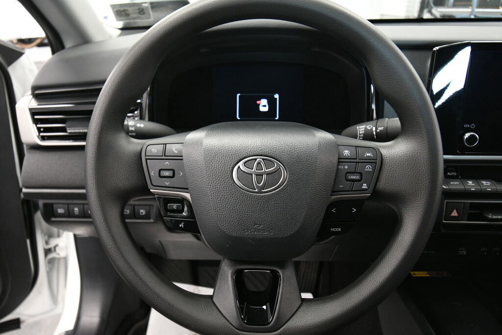 Used 2025 Toyota Camry LE image 12