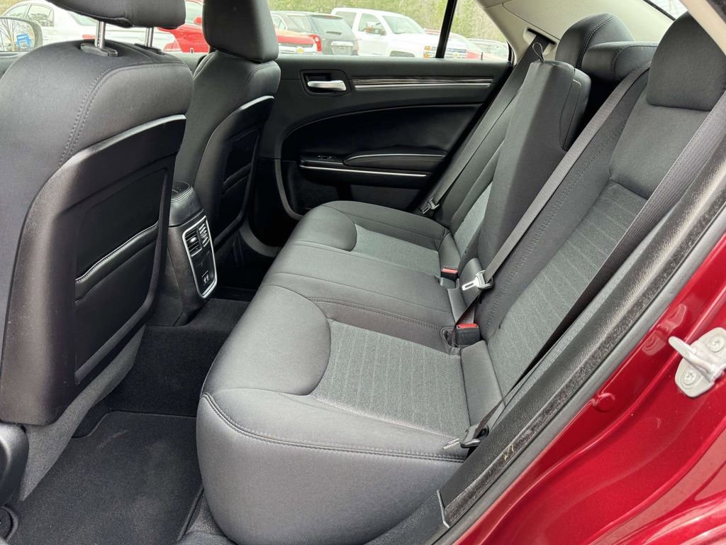 Used 2019 Chrysler 300 Touring w/ Chrome Appearance Package image 17