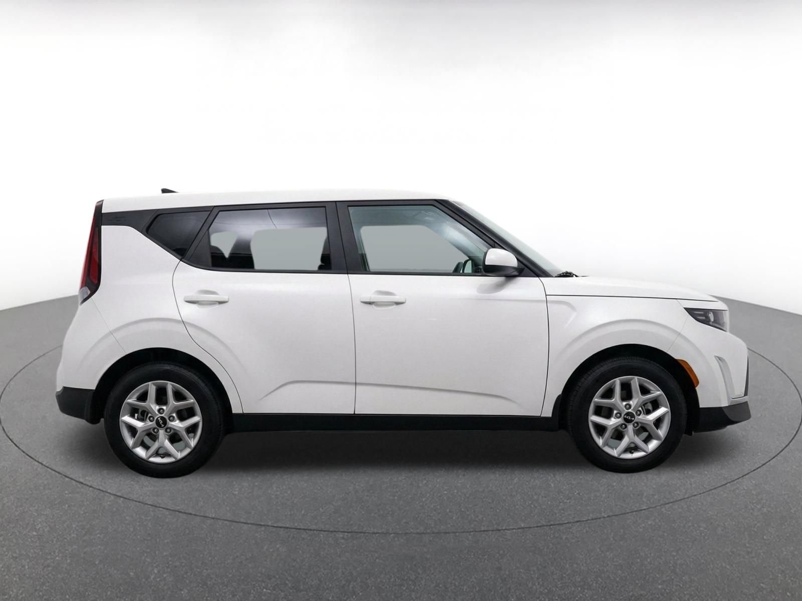 Used 2025 Kia Soul LX w/ LX Technology Package FWD image 13