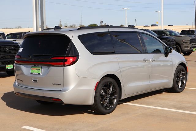 New 2026 Chrysler Pacifica Limited w/ Uconnect Theater Family Group FWD image 6