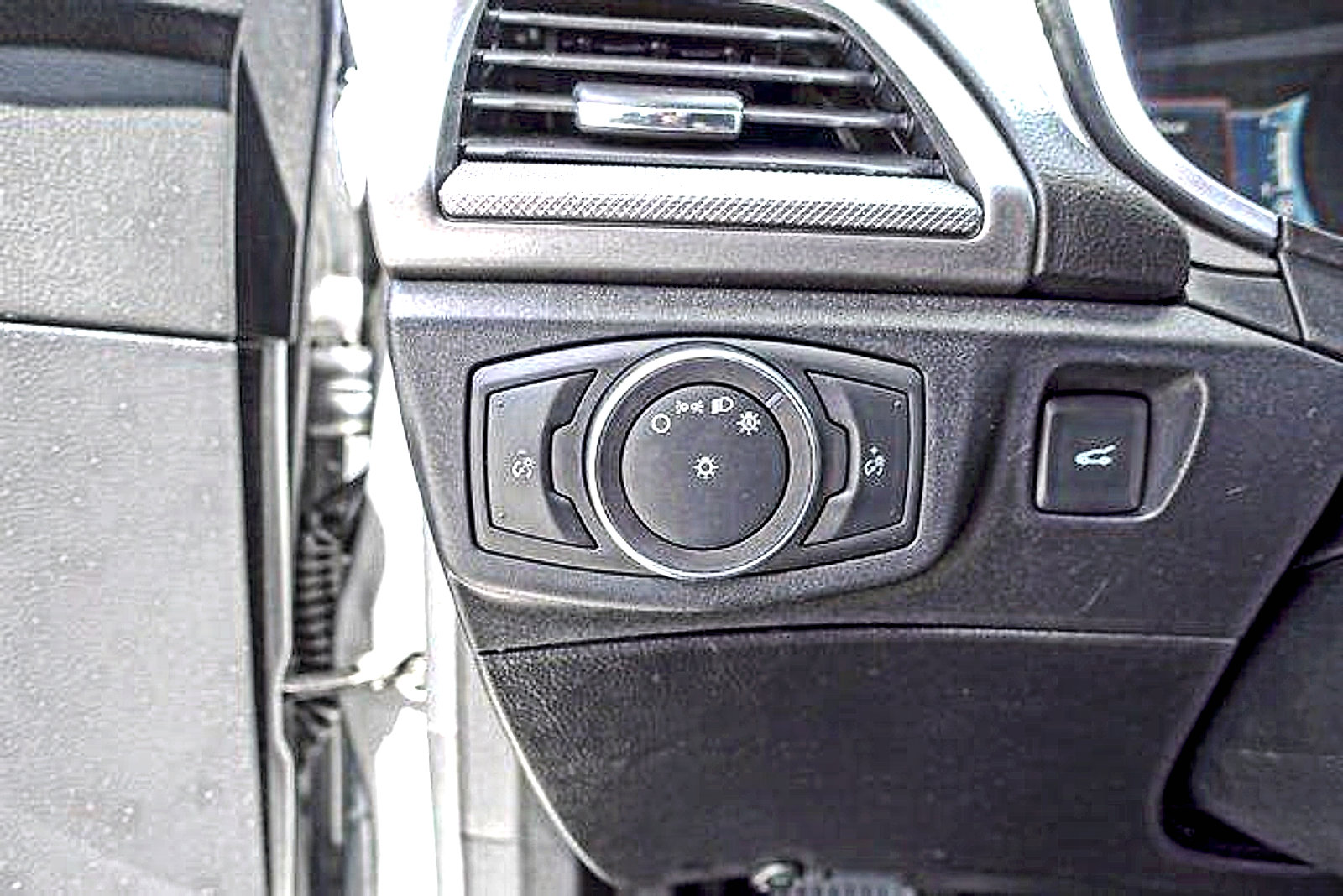 Used 2020 Ford Fusion SE FWD image 12