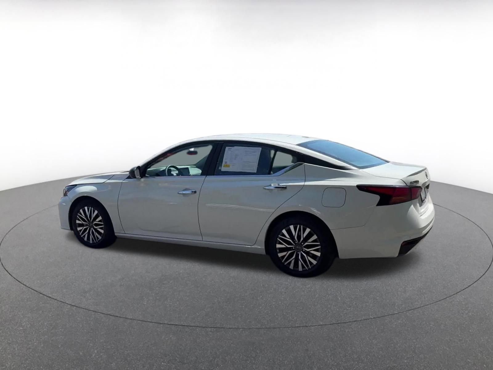 Used 2025 Nissan Altima 2.5 SV FWD image 10