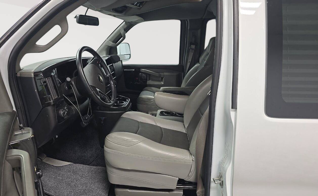 Used 2023 Chevrolet Express 2500 RWD image 4