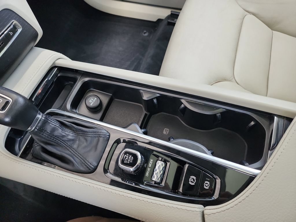 Used 2020 Volvo XC90 T5 Momentum w/ Protection Package Premier FWD image 30