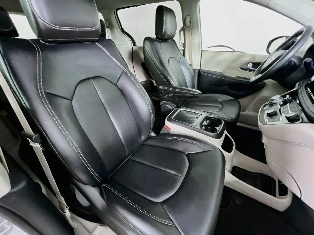 Used 2024 Chrysler Pacifica Touring-L FWD image 29