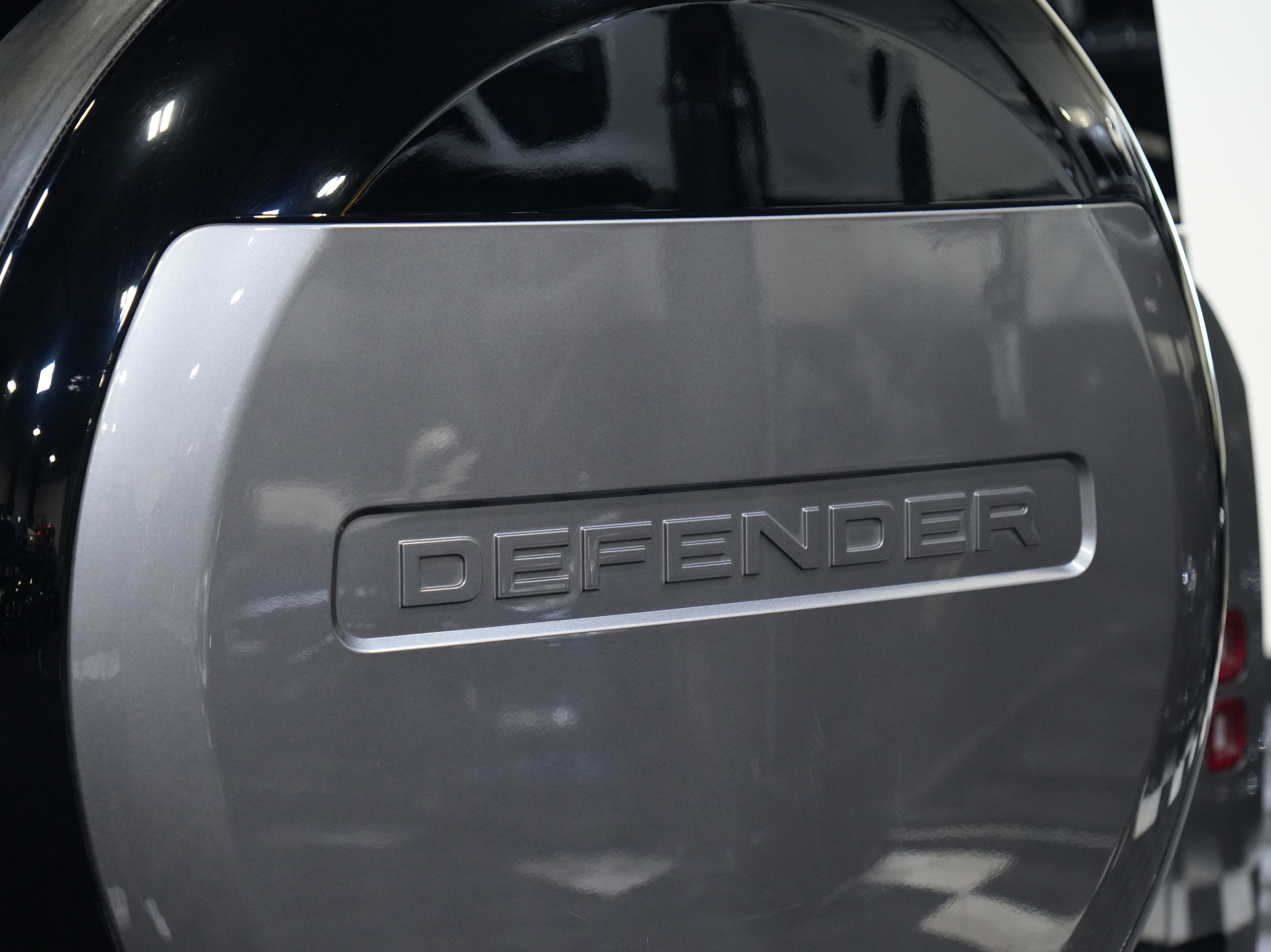 Used 2023 Land Rover Defender 130 X-Dynamic SE AWD/4WD image 18
