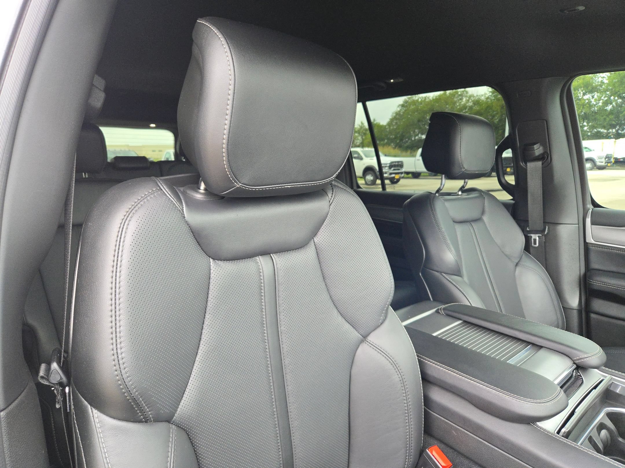Used 2025 Jeep Wagoneer Series II AWD/4WD image 31