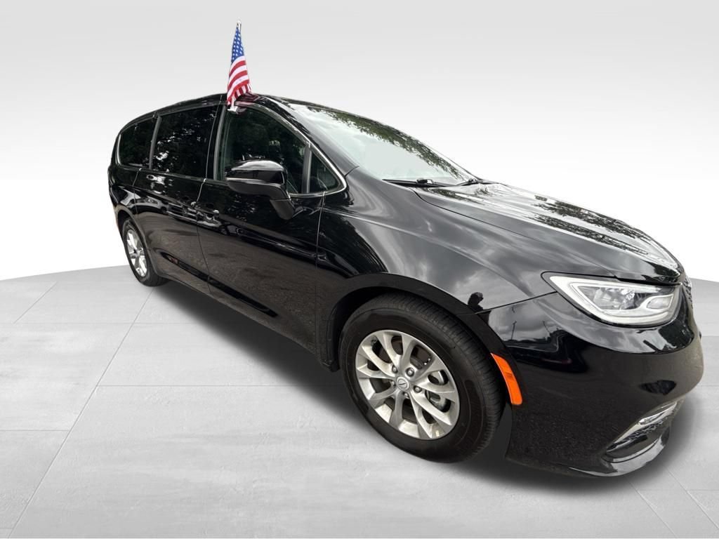 Used 2026 Chrysler Pacifica Limited FWD image 10