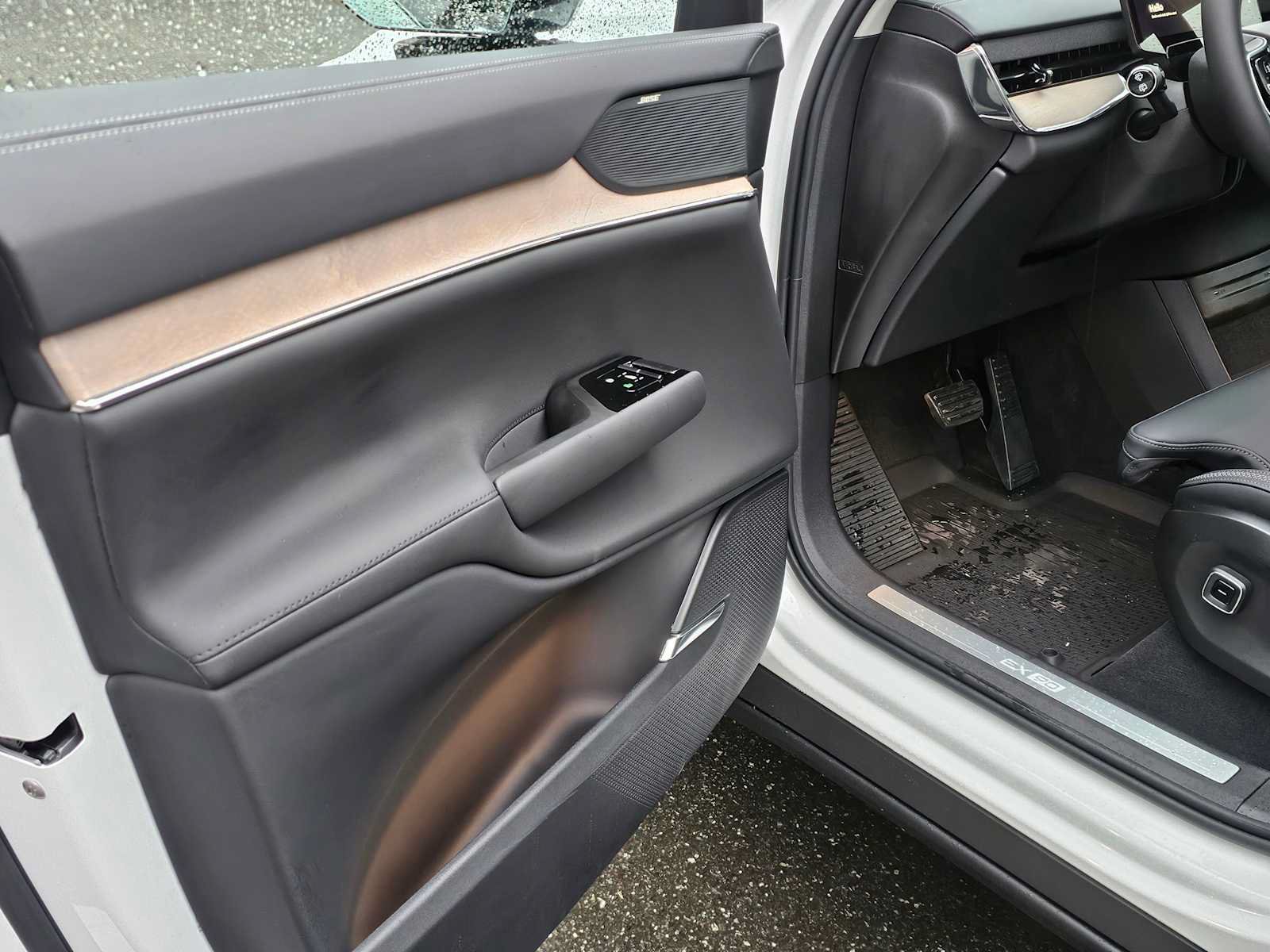 New 2025 Volvo EX90 Plus w/ Protection Package Premier AWD/4WD image 19