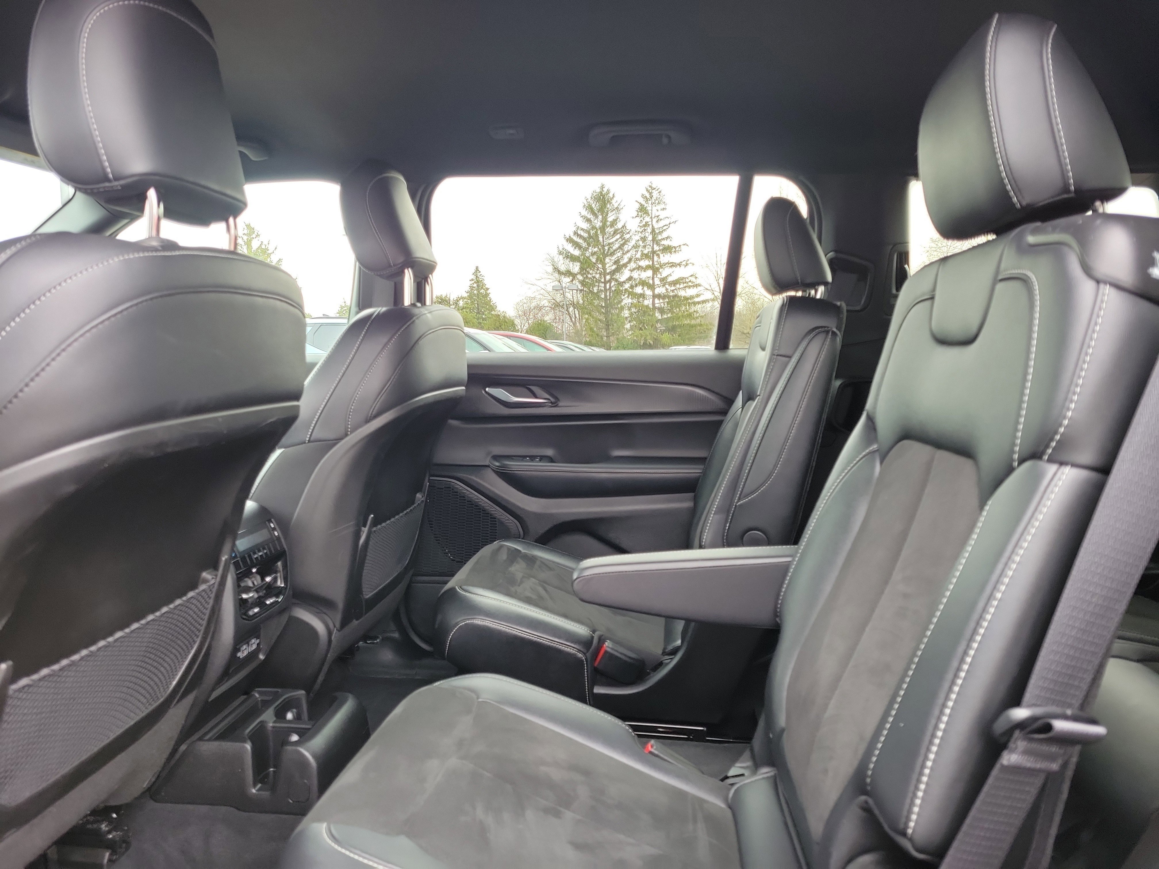 Used 2025 Jeep Grand Cherokee L Laredo image 11