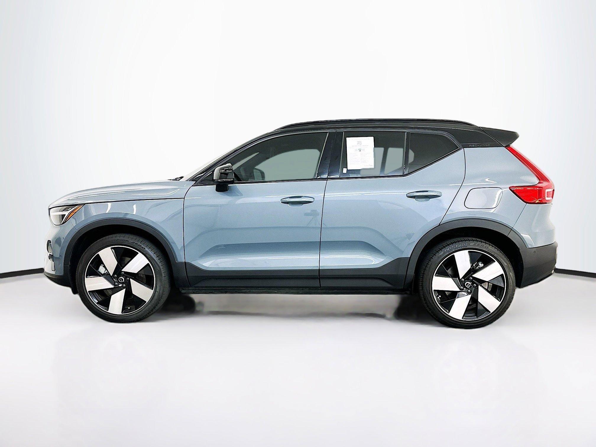 Used 2023 Volvo XC40 Recharge Plus image 4