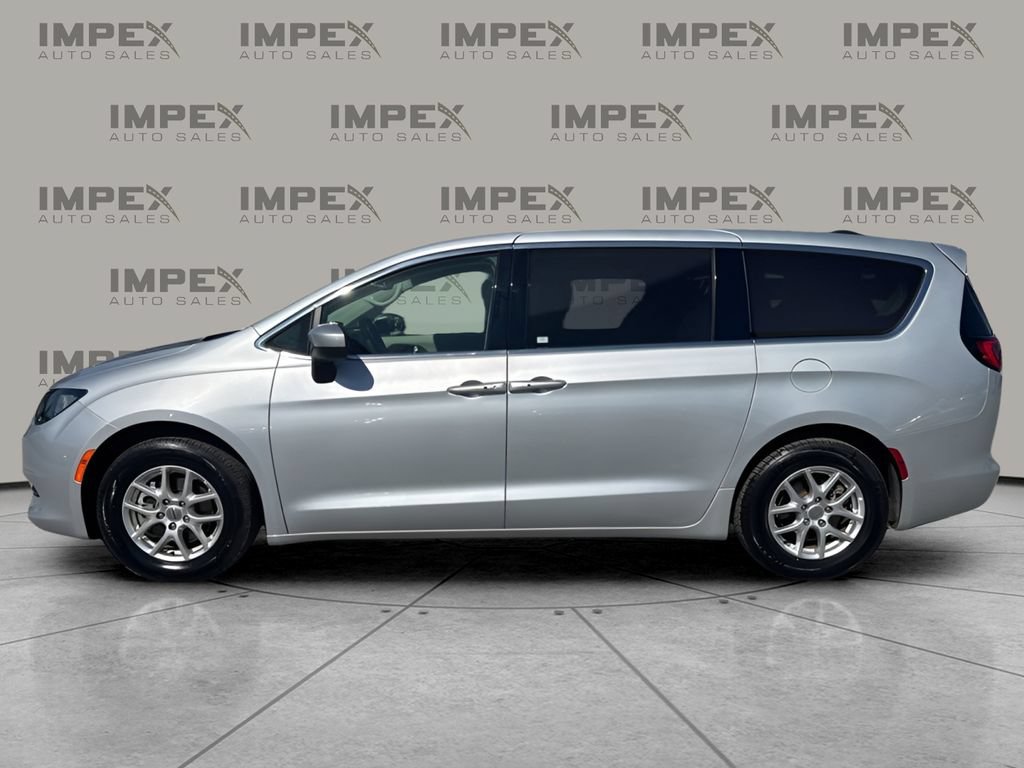 Used 2023 Chrysler Voyager LX FWD image 2