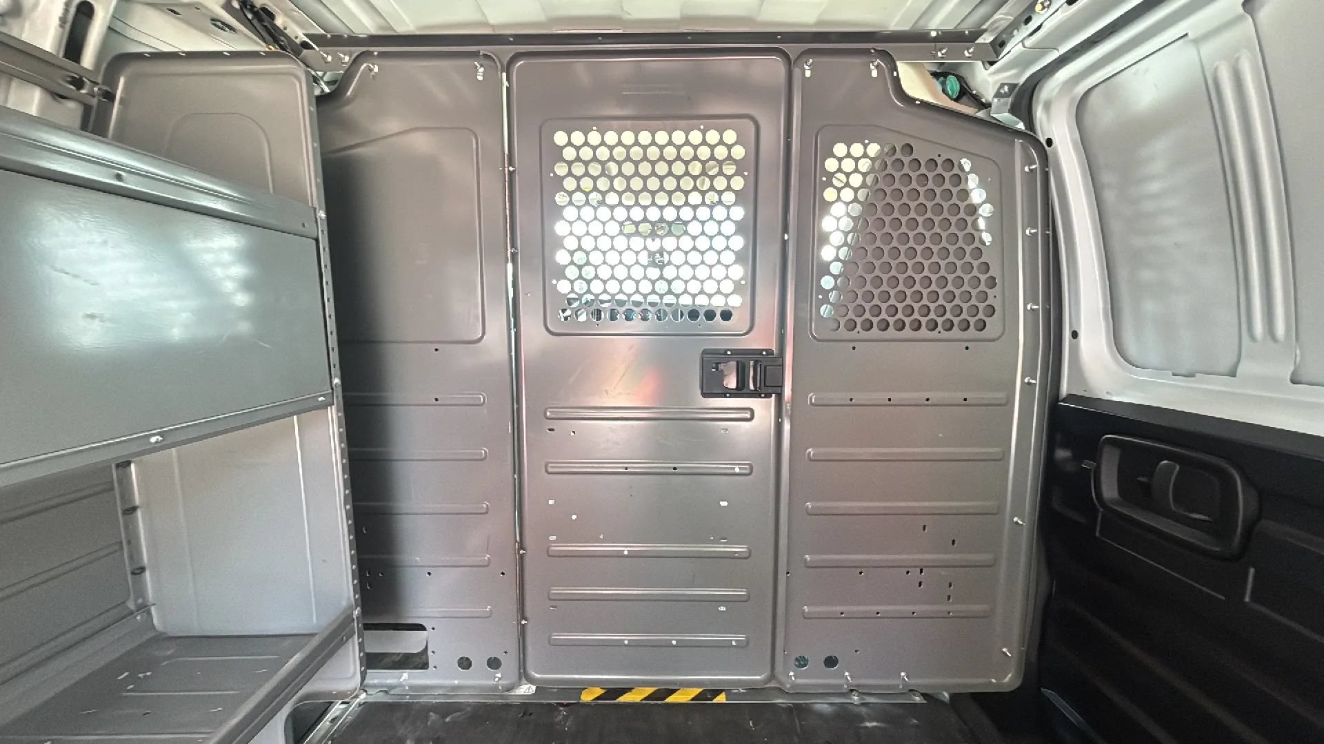 Used 2017 Chevrolet Express 2500 RWD image 17
