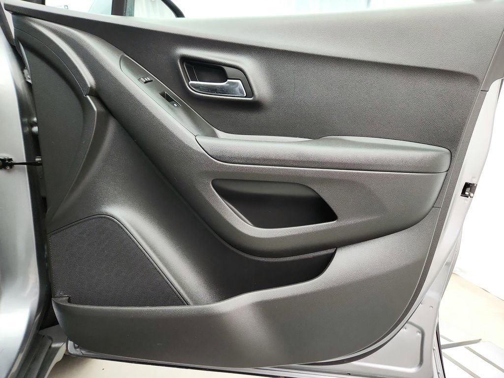 Used 2020 Chevrolet Trax LS image 25
