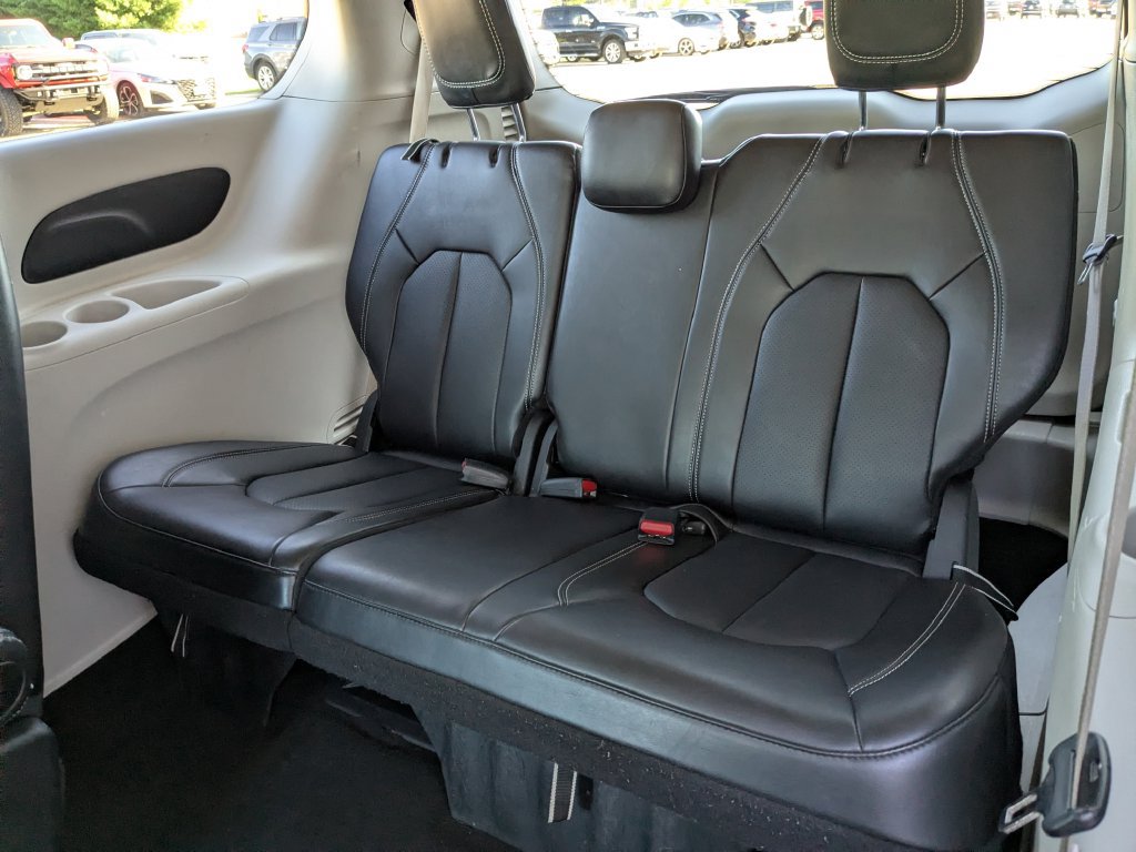 Used 2024 Chrysler Pacifica Touring-L FWD image 28