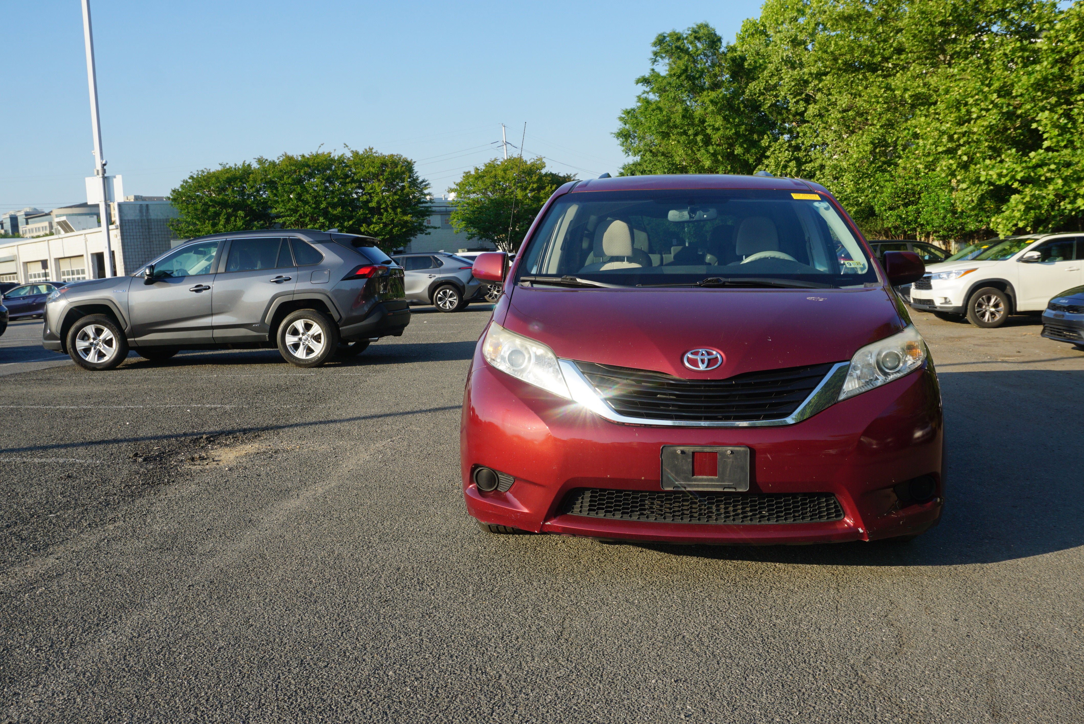 Used 2013 Toyota Sienna LE w/ Towing Pkg FWD image 2