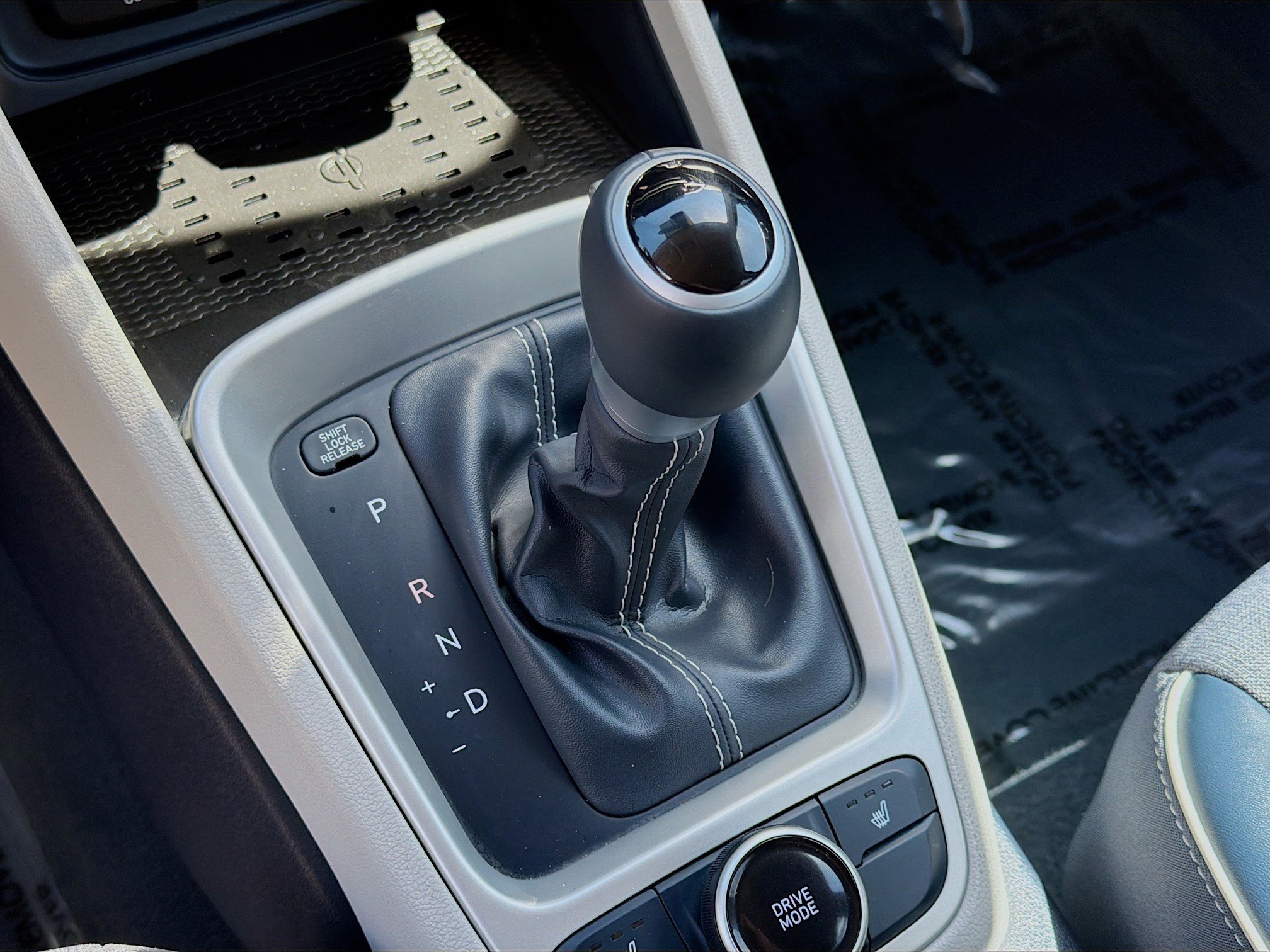 Used 2023 Hyundai Venue Limited image 14