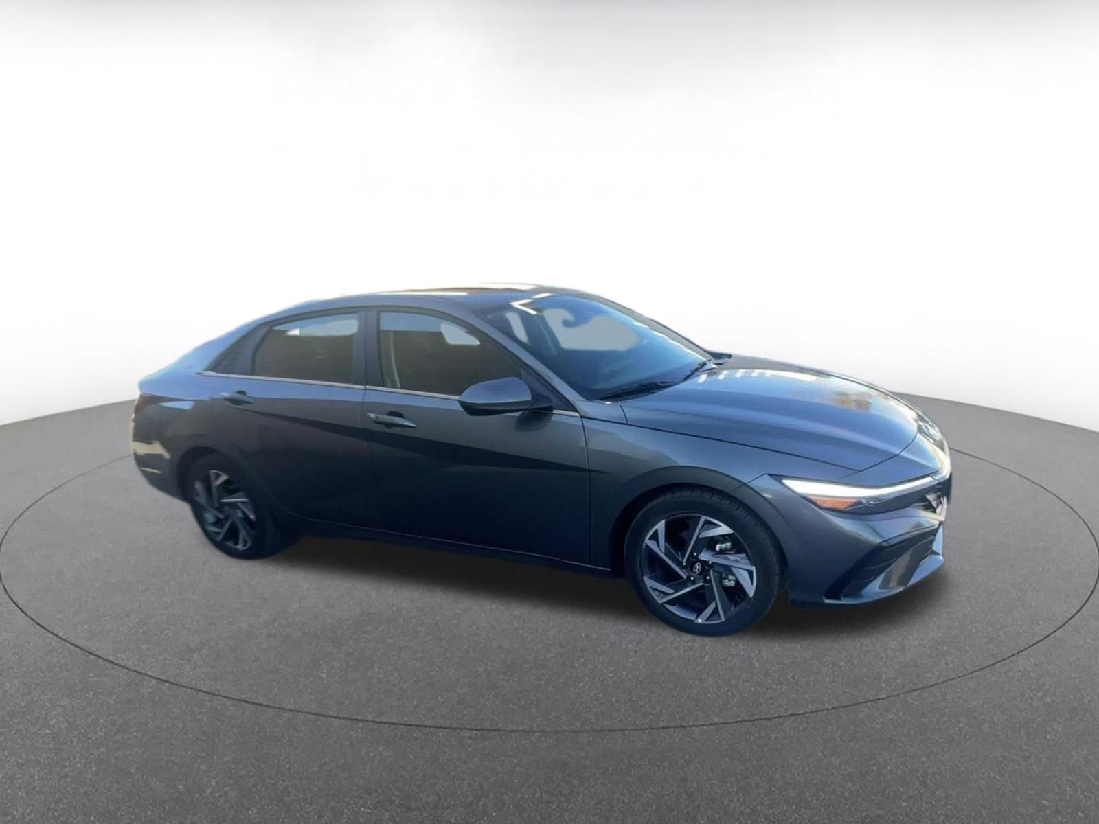 Used 2025 Hyundai Elantra SEL image 2