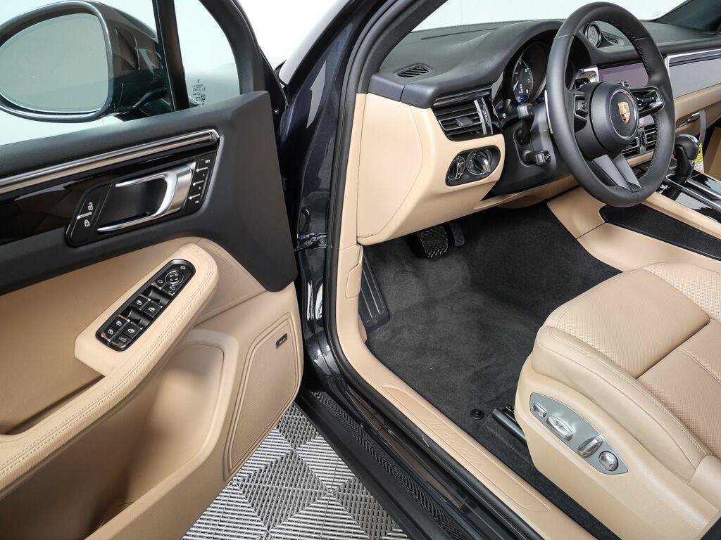 Certified 2026 Porsche Macan Turbo AWD/4WD image 8