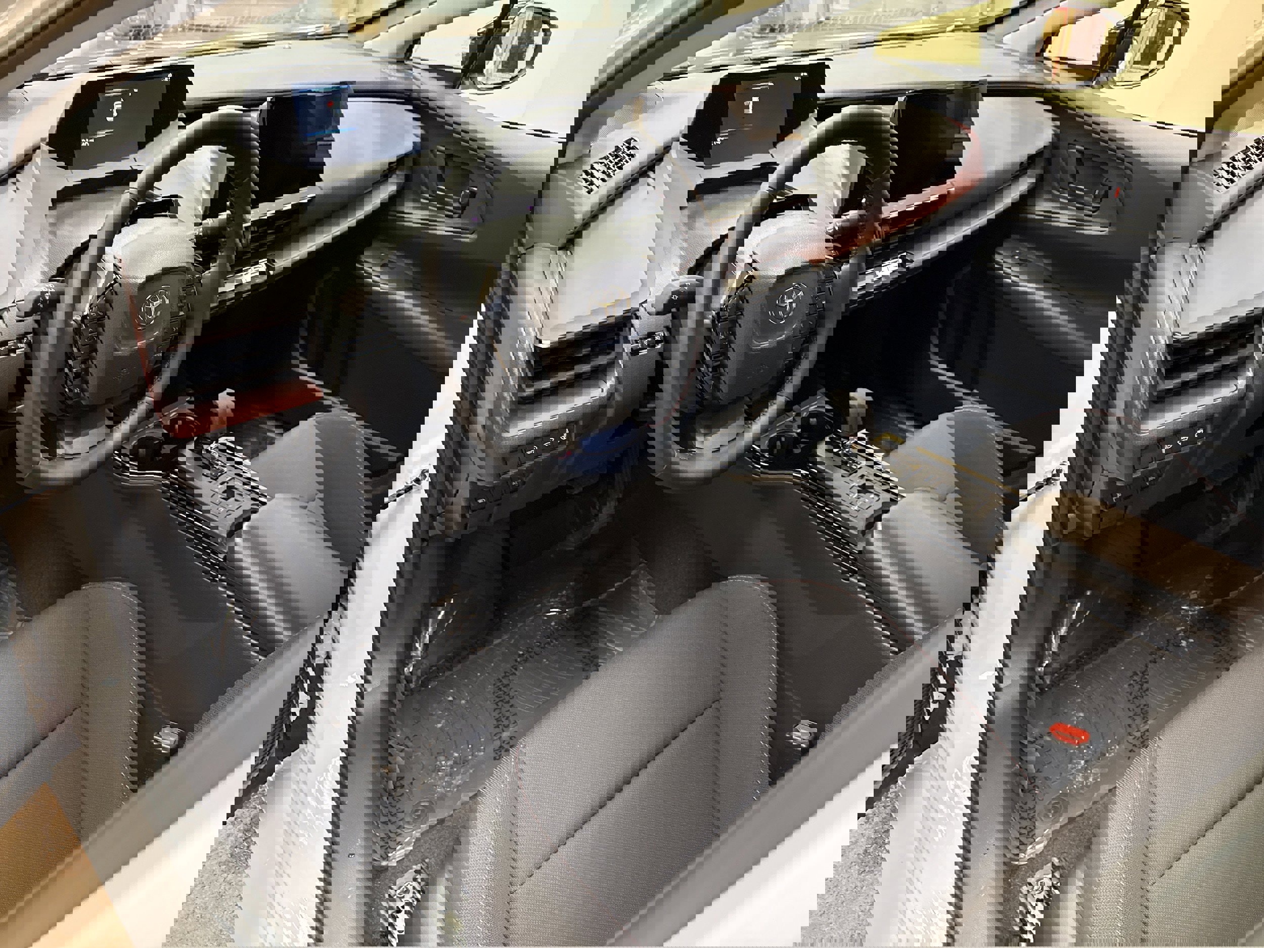 Used 2025 Toyota Prius SE image 26