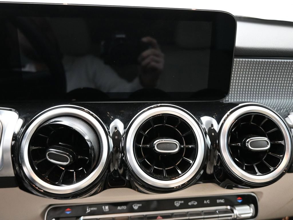 Used 2022 Mercedes-Benz GLB 250 image 9