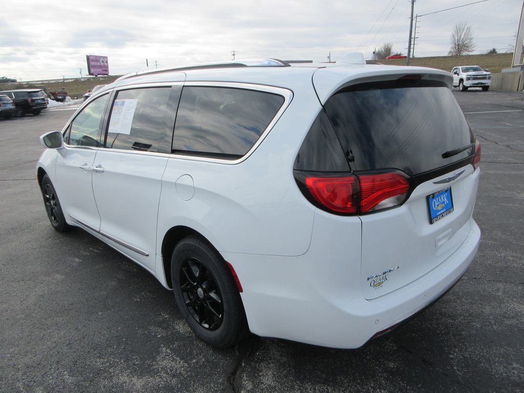 Used 2020 Chrysler Pacifica Touring-L image 3