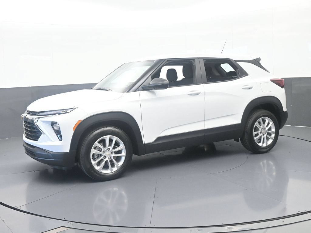 Used 2026 Chevrolet TrailBlazer LS FWD image 2