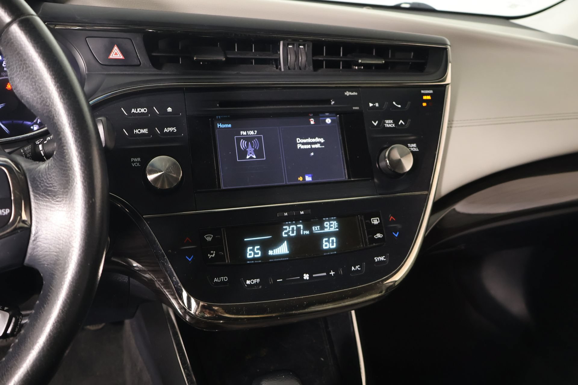 Used 2015 Toyota Avalon XLE FWD image 5