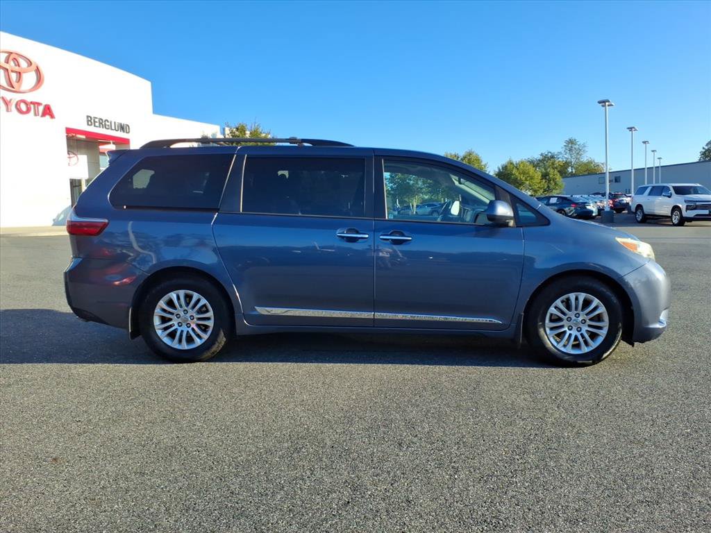 Used 2015 Toyota Sienna XLE w/ XLE Navigation Package FWD image 3