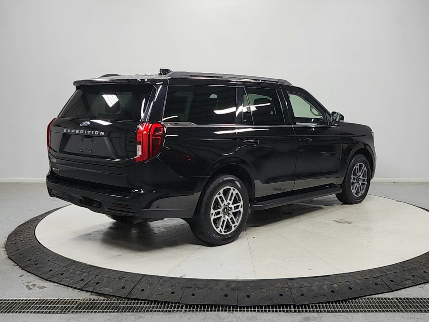 Used 2025 Ford Expedition Active AWD/4WD image 8