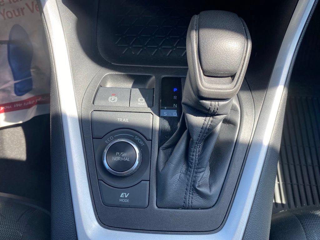 Used 2022 Toyota RAV4 XLE AWD/4WD image 25