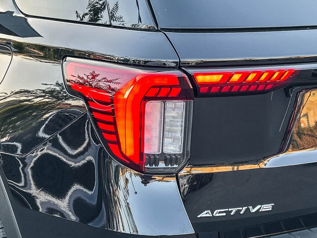 Used 2026 Ford Explorer Active RWD image 11