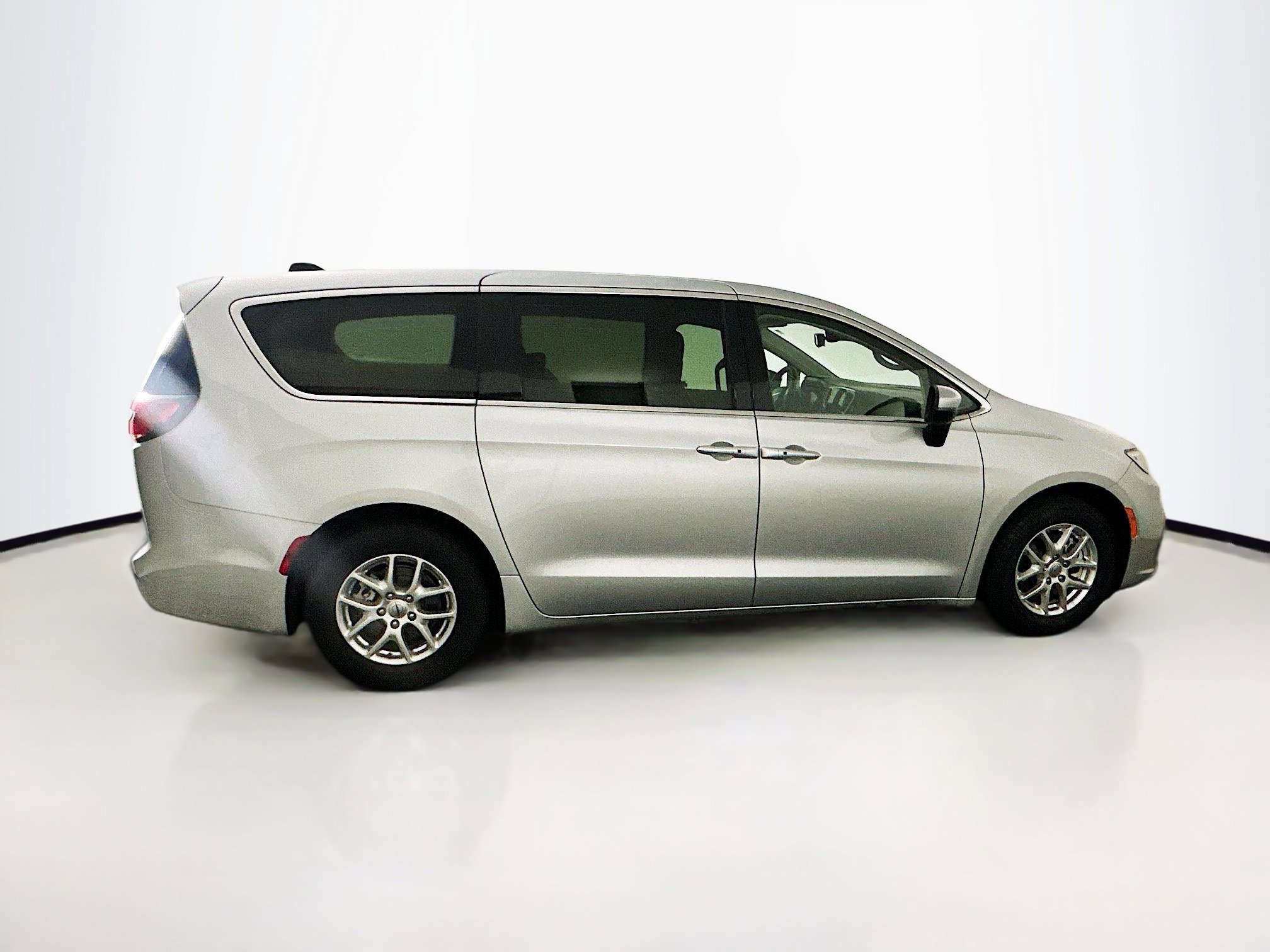 Used 2023 Chrysler Pacifica Touring-L image 10