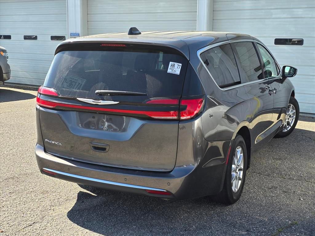 Used 2023 Chrysler Pacifica Touring-L image 16