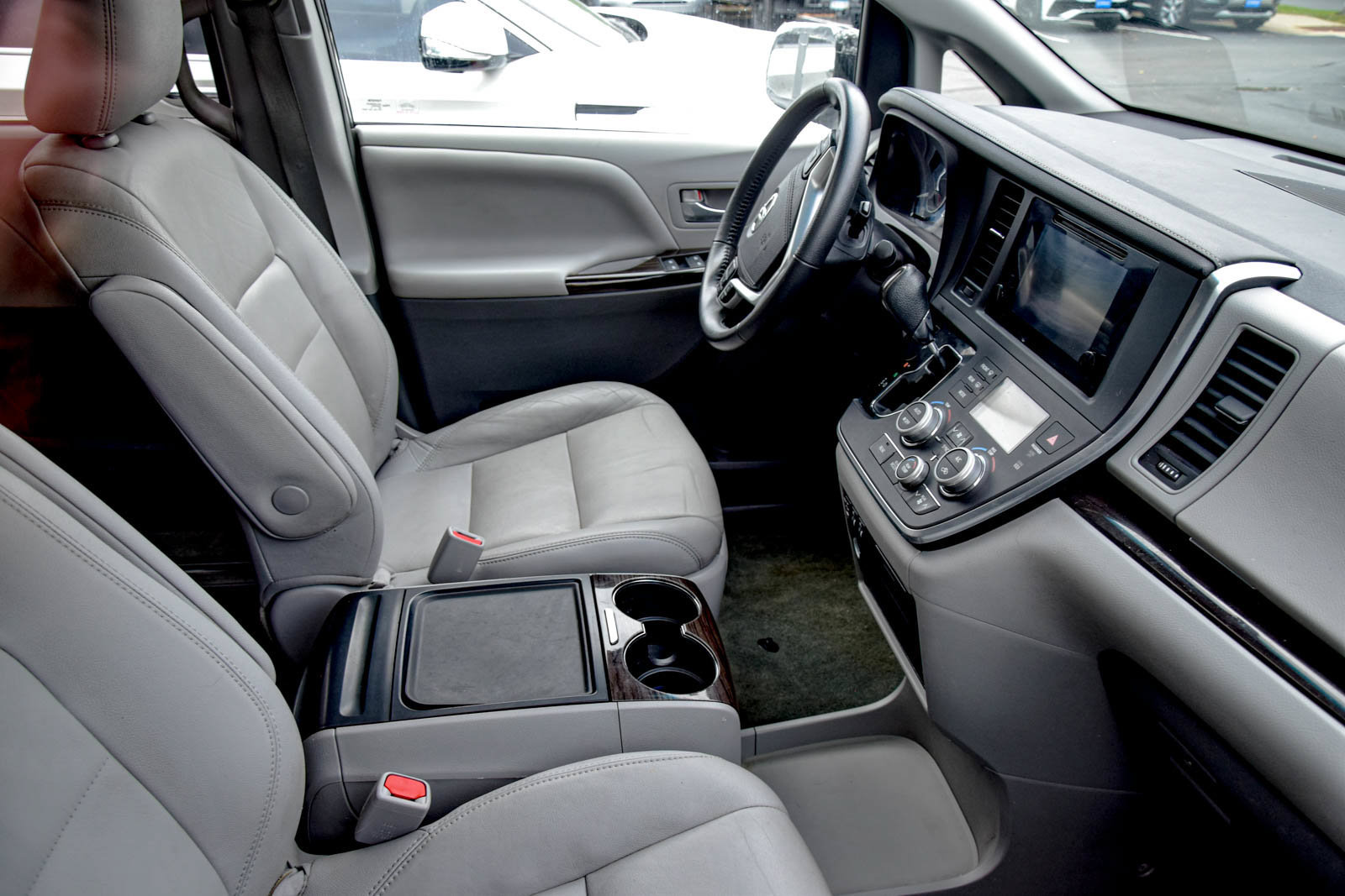 Used 2015 Toyota Sienna XLE FWD image 8